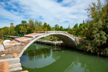 Fototapeta na wymiar old devil's bridge in Torcello