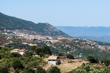 Fototapeta na wymiar Das Hochland von Sardinien mit den Dörfern Ulassai, Gairo und Lanusei ist ein beeindruckendes Kletterparadies mit den Bergen.