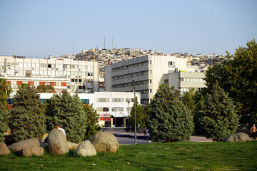 Moderne Architektur hinter grüner Parkanlage im Sommer bei Sonnenschein in der Nähe des Konak...