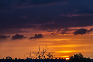 Fototapeta premium Allassac (Corrèze, France) - Coucher de soleil nuageux orangé