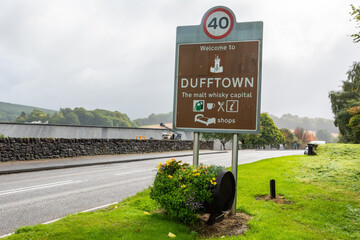 ‘Welcome to Dufftown. The malt whisky capital’ road sign in Dufftown, Scotland. - obrazy, fototapety, plakaty