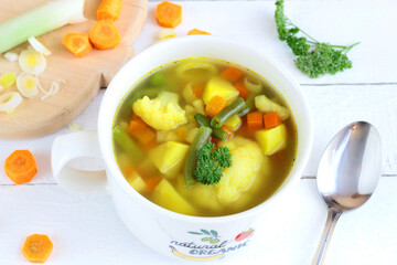 Domowa zupa warzywna z kalafiorem, ziemniakami i fasolką. Zdrowe, dietetyczne posiłki