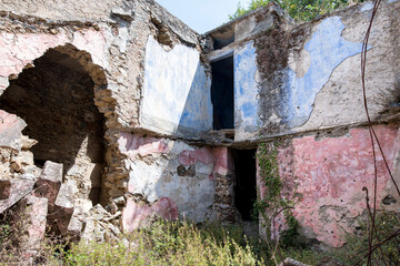 Der verlassene Ort Gairo Vecchia in den Bergen von Sardinien. Ein Urbex Paradies, das die Natur von einem Moment auf den anderen Erschaffen hat.