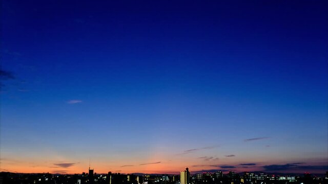 都市の夜明け。日の出前から太陽が昇り、雲の動きをタイムラプス動画で撮影
