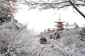 Plexiglas foto achterwand Snowy morning of KIYOMIZUDERA temple, Kyoto Higashiyama district © i_moppet