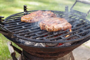Steaks auf dem Holzkohlengrill