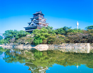 堀と広島城天守閣