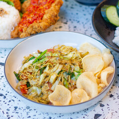 Indonesian vegetarian noodles and prawn crackers