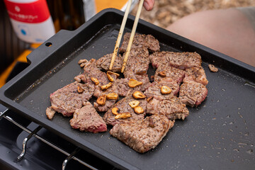 アウトドア料理　キャンプ飯　外で過ごす休日　ガーリックステーキ