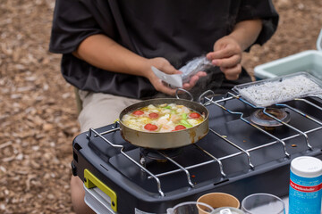 アヒージョ　キャンプ飯　外で過ごす休日　おうちじかん　にんにく料理　おそとごはん　男飯