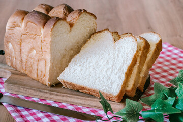 カッティングボードの上に置かれた食パン　かわいいイメージカット　断面の写真
