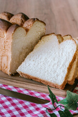 カッティングボードの上に置かれた食パン　かわいいイメージカット　断面の写真