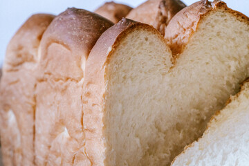 カッティングボードの上に置かれた食パン　断面の写真