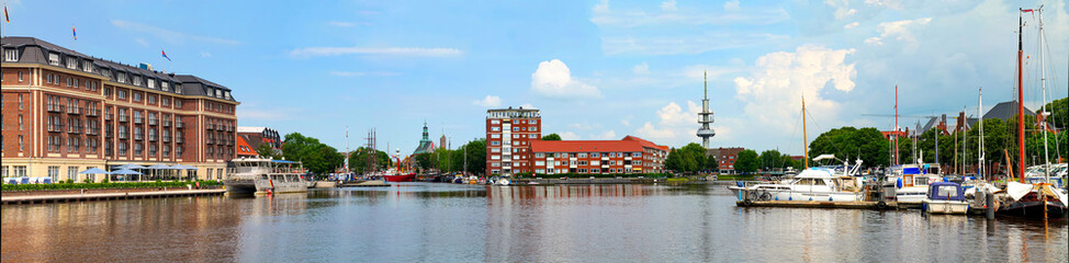 Fototapeta na wymiar Emden Stadthafen Panorama