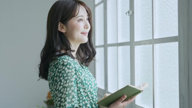 本を持つ若い女性