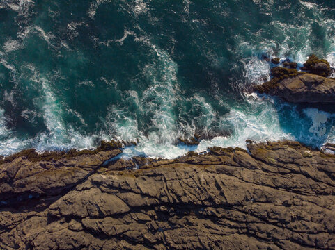 The Majestic Seascape. The Waves Of The Ocean Hit The Rocky Shore. Minimalism. There Are No People In The Photo. Beautiful Nature, Solitude, Relaxation, Tourism.