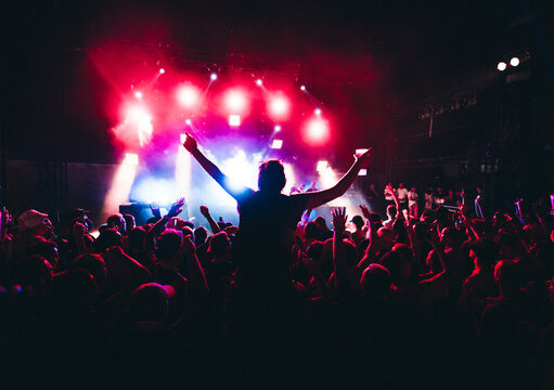 Spectateur en folie lors d'un concert de rap dans un festival de musique