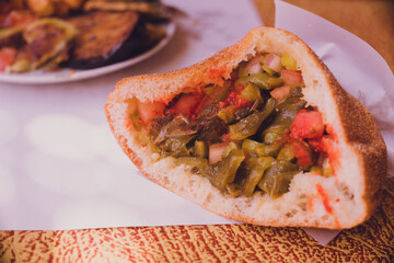 モロッコ ティネリールの食堂のイワシフライと野菜の入ったパン