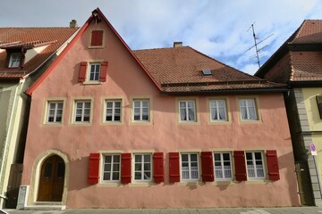 Fototapeta na wymiar ヨーロッパのおしゃれなピンクの壁の家