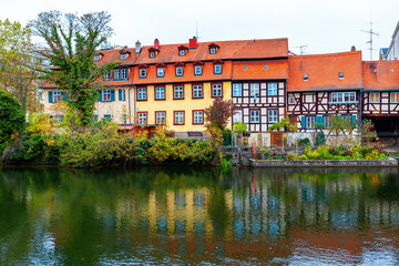 Obraz premium Houses situated at the Regnitz riverside in Bamberg . Coastal houses with attics in Bamberg Bavaria . Typical residential district in Germany 