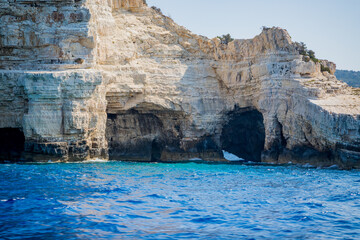 Les côtes et les grottes de Paxos vues depuis la mer