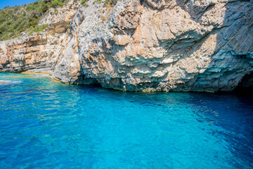 Obraz premium Les côtes et les grottes de Paxos vues depuis la mer
