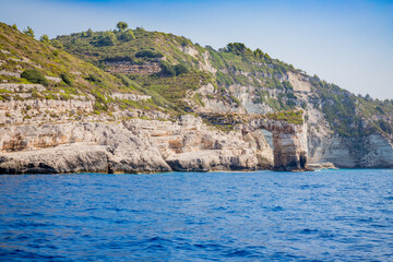 Les côtes et les grottes de Paxos vues depuis la mer