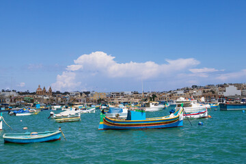 Fototapeta na wymiar Boote im Fischerdorf in Marsaxlokk, Malta