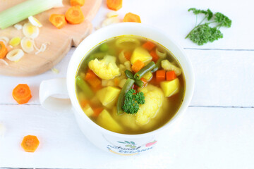 Domowa zupa warzywna z kalafiorem, ziemniakami i fasolką. Zdrowe, dietetyczne posiłki