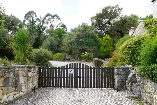 Wooden gate at "pia do urso" garden in Leiria city