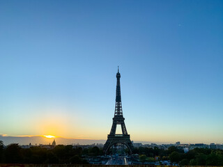 Fototapeta na wymiar Eiffel Tower at Sunrise