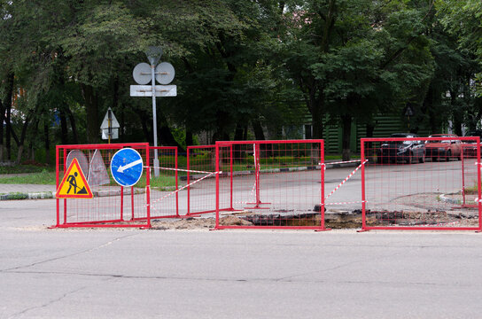 Road repair. Road signs and fencing