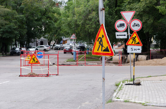 Road repair. Road signs and fencing