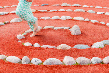 Kind läuft im Steinkreis. Barfuß laufen. Child run in stone circle. Run barefoot.
