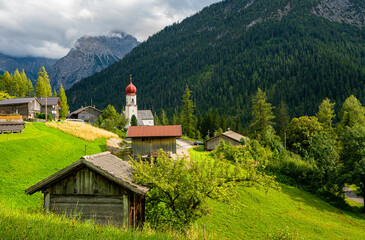 der kleine Ort Bschlabs in den Tiroler Alpen, Österreich