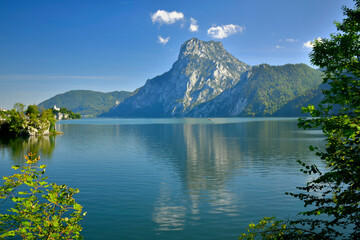 Naklejka premium Der markante Gipfel des Traunstein am Traunsee 