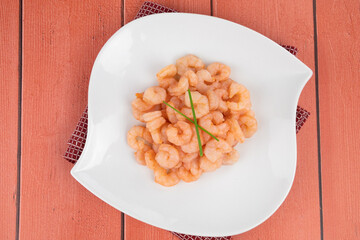 tas de crevettes décortiquées dans une assiette