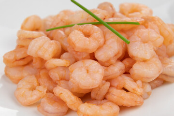 tas de crevettes décortiquées dans une assiette