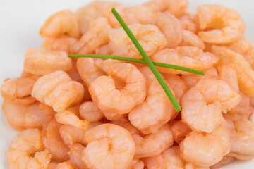 tas de crevettes décortiquées dans une assiette