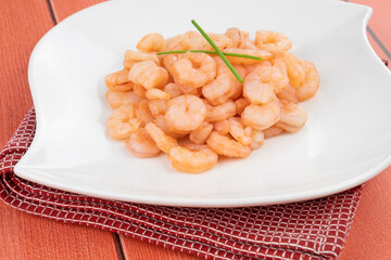 tas de crevettes décortiquées dans une assiette