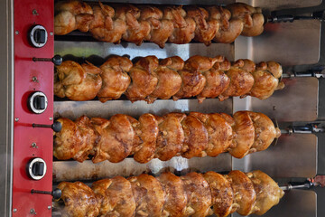 poulet en train de cuire sur une rôtissoire	