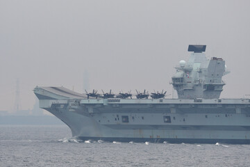 Royal Navy aircraft carrier HMS Queen Elizabeth sailing in Tokyo Bay. - obrazy, fototapety, plakaty