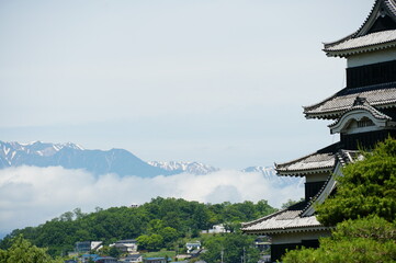 松本。北アルプスがそびえる。大きな空の中、松本城、天守、