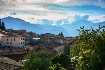 Blick auf die Altstadt von Barga in der Toskana. Im Hintergrund die schöne Berglandschaft der Toskana.
