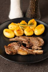 Gebratene Lammrippchen mit Bratkartoffeln