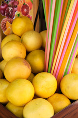 Pompelmi pronti per essere spremuti, cannucce
