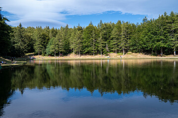 Fototapeta na wymiar Il lago della Ninfa, alle pendici del monte Cimone, a 1500 metri di altezza nel comune di Sestola.