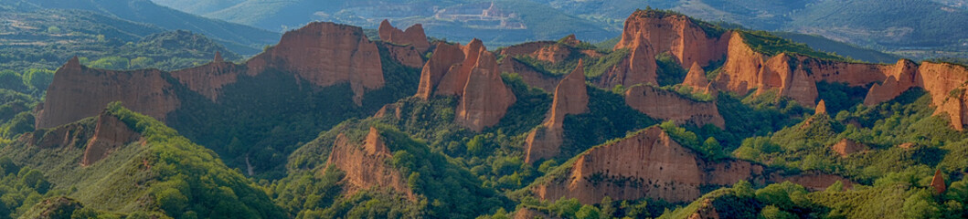 panorámica de las antiguas minas de oro romanas de las Médulas en la comarca de el Bierzo, España