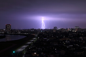 2つの雷が落ちている