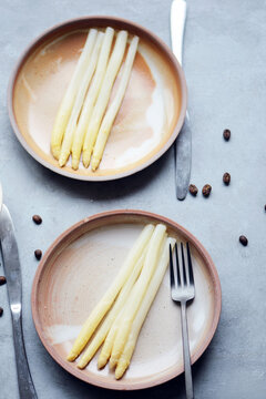 white aspergus with coffee sauce, cooking with coffee